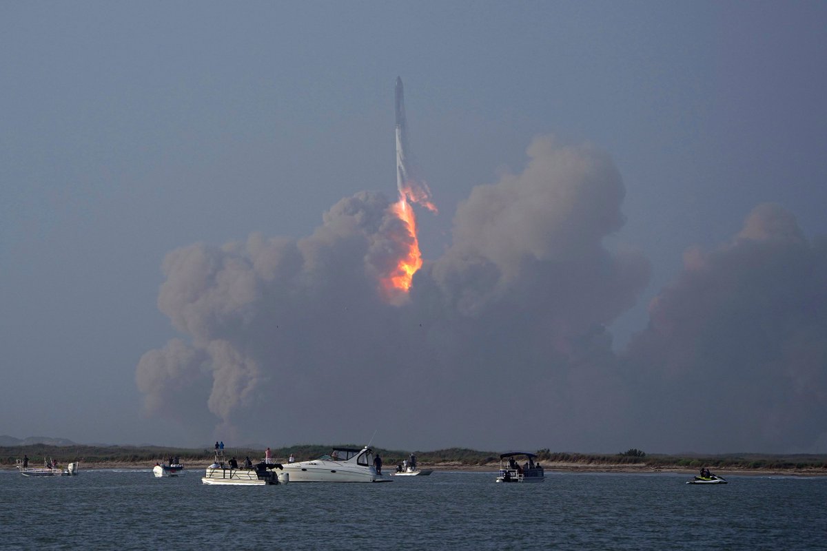 FOX23News's tweet image. 🚀@SpaceX giant rocket #explodes minutes after launch from #Texas trib.al/nQp6sSY