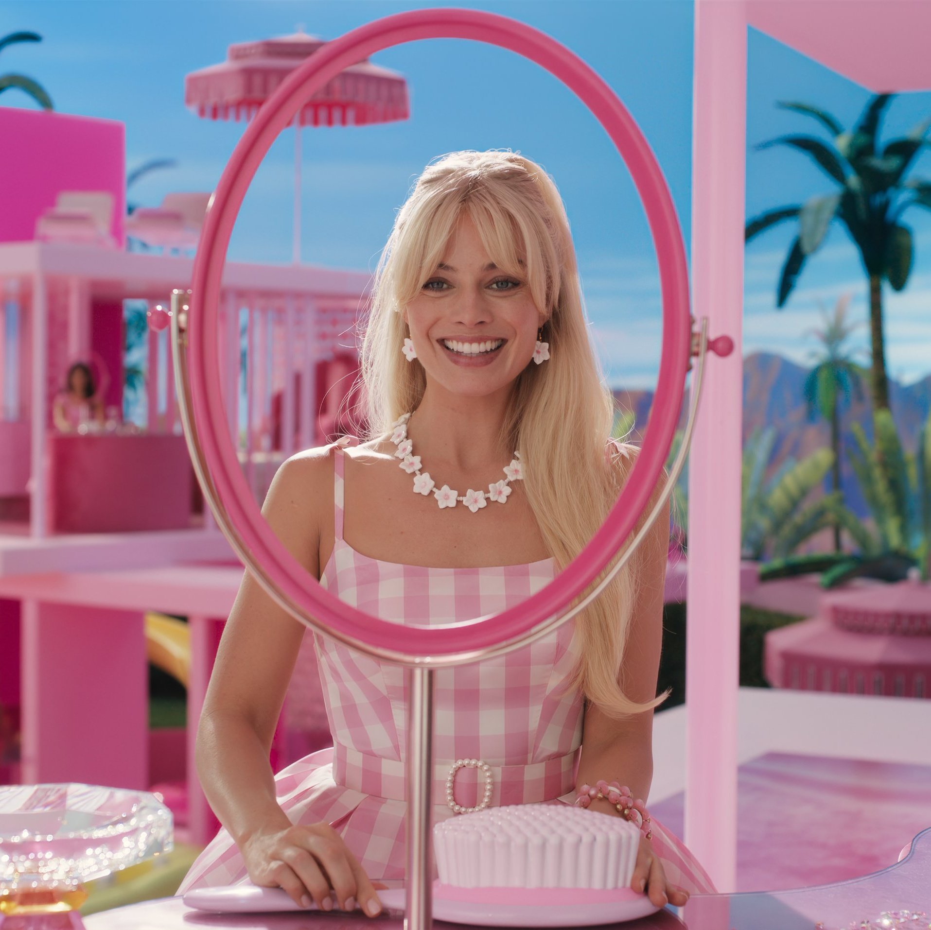 Info Barbie 🌸 on X: BARBIE × GAP — #Barbie irá ganhar uma coleção de  roupas e acessórios para adultos, crianças e animais de estimação pela Gap.  A coleção irá incluir moletons