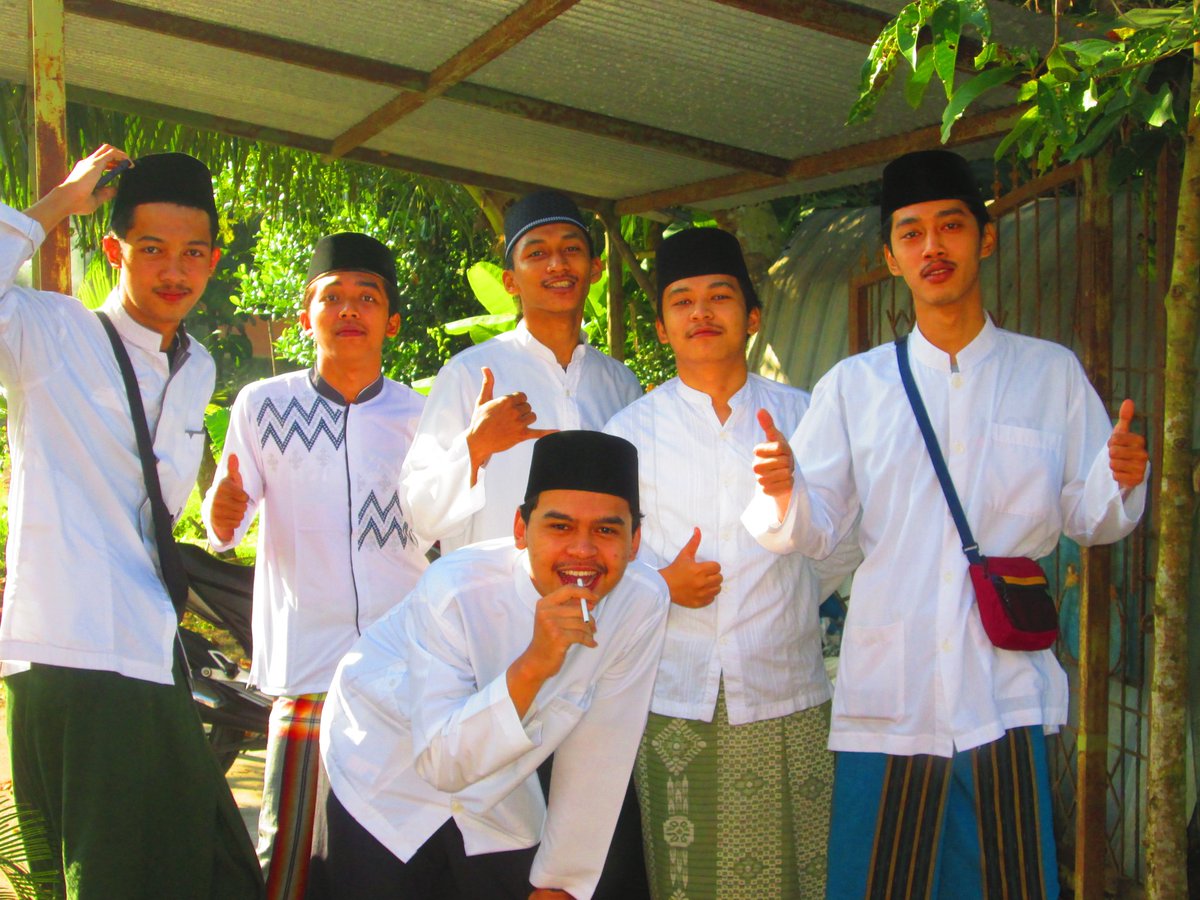 ToGanjelt0's tweet photo. Sebuah pelajaran yg berharga.
Merangkul para syabab yg notabene dangkal akan ilmu agama itu adalah suatu perjuangan yg tidak akan sia² meskipun, butuh waktu yg tdk singkat dan cukup berat. Akan ada banyak hal yg didapat, seperti: pengalaman, mental dan, mendewasakan pola pikir. https://t.co/gXWOyH23o5