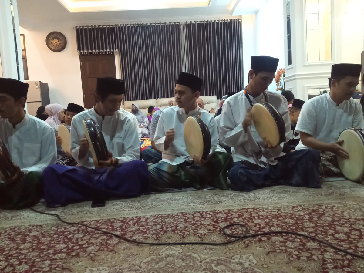 ToGanjelt0's tweet photo. Sebuah pelajaran yg berharga.
Merangkul para syabab yg notabene dangkal akan ilmu agama itu adalah suatu perjuangan yg tidak akan sia² meskipun, butuh waktu yg tdk singkat dan cukup berat. Akan ada banyak hal yg didapat, seperti: pengalaman, mental dan, mendewasakan pola pikir. https://t.co/gXWOyH23o5