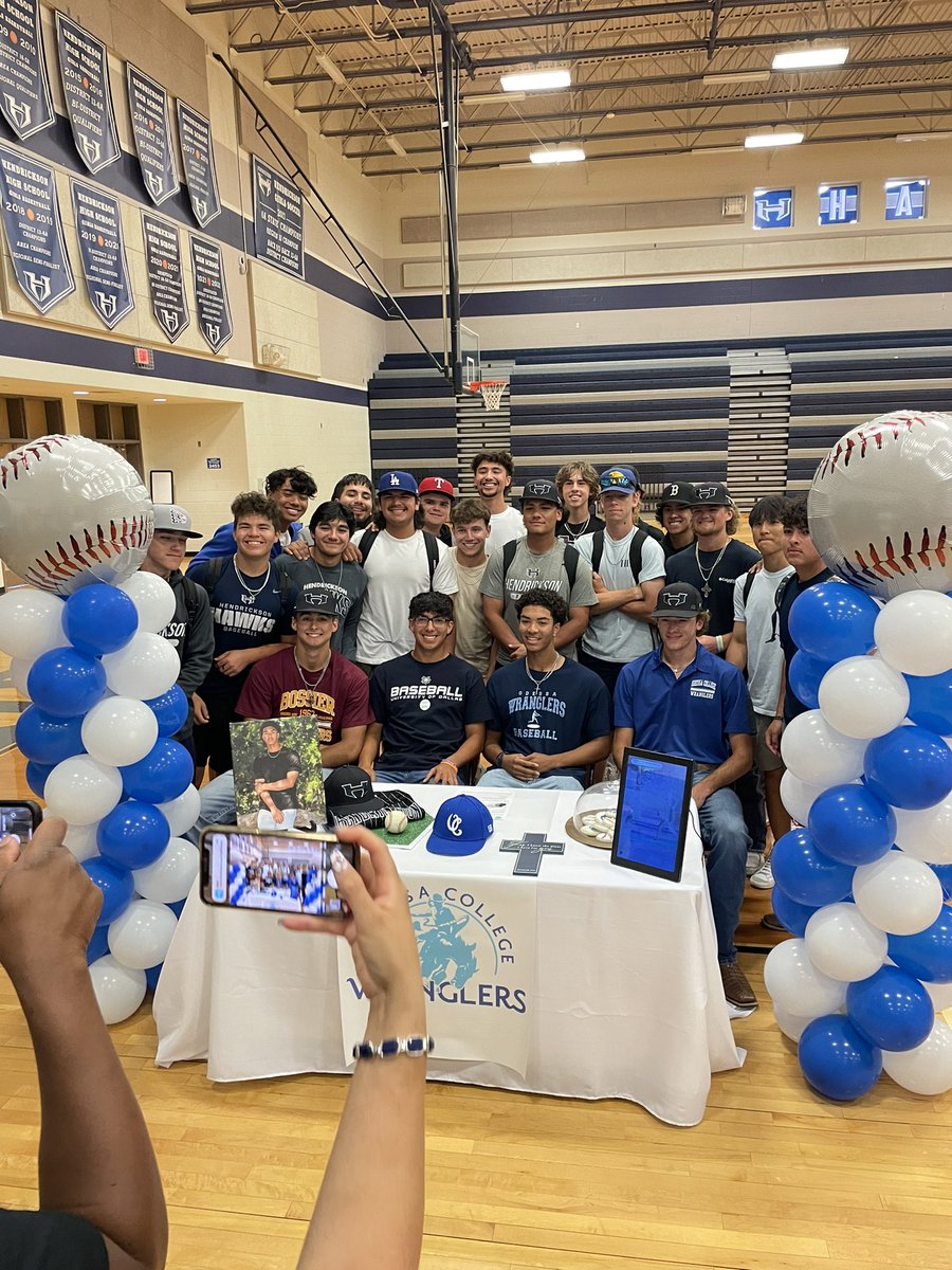 HendricksonBB's tweet photo. Proud of our seniors that signed to play at the next level! @BahlJaden @djpinkerton9 @Jayrod5405 @williamscamer20 https://t.co/DXgX5ue5Gp