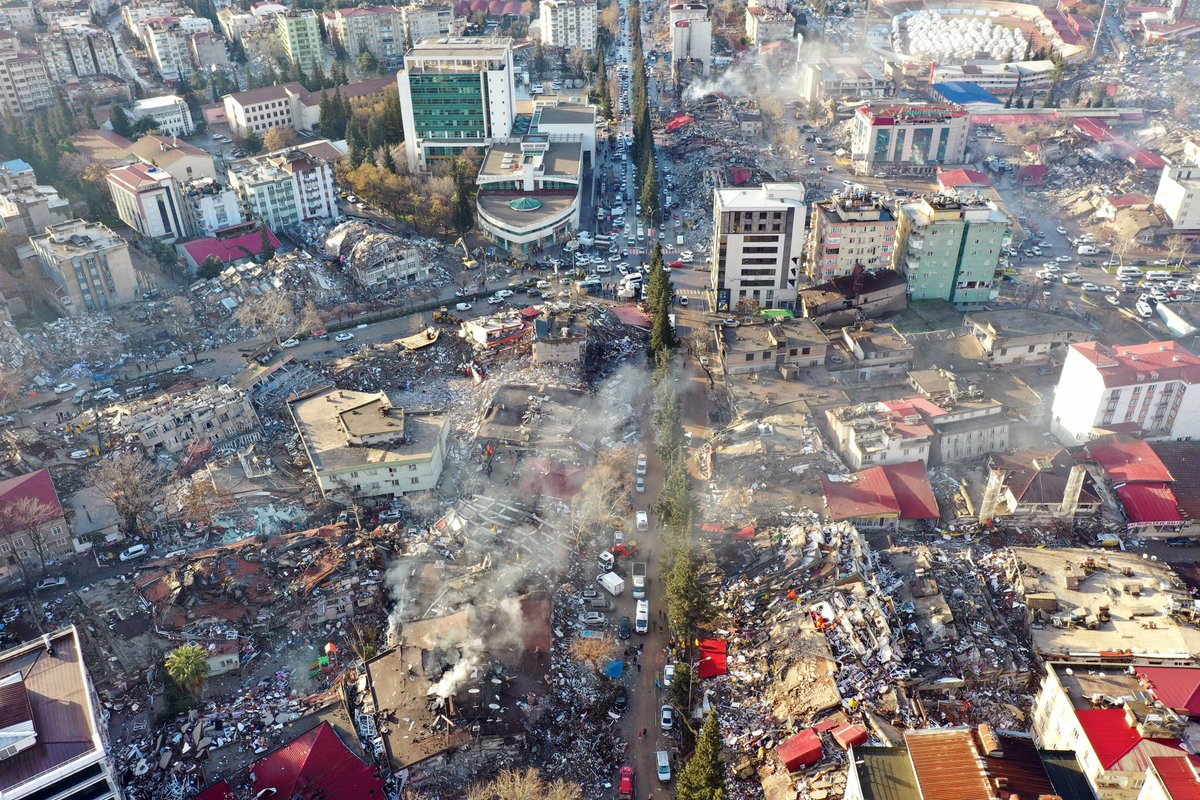 marasmuhtari's tweet photo. Sessiz kutlayın bu bayramı.. bazı evlerin namazdan dönen bir babası, eve gelince kahvaltı hazırlayan bir annesi, elini öpecek bir ablası, abisi, elini öptürecek çocukları, kardeşi ve yeğenleri olmayabilir… 
KAHRAMANMARAŞ❤️‍🩹 https://t.co/WXZuFi9U5T