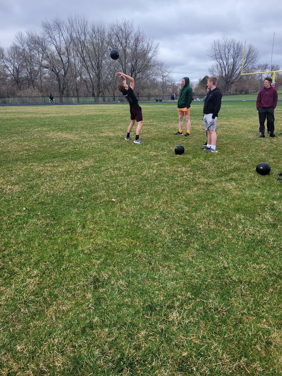 CSboysTandF's tweet photo. Thanks to Seargant Epple and Smith for coming in to practice today! #compete #pttest https://t.co/Gkk0tPgXs1