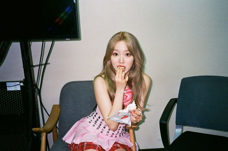 NEVERMORE_OFC's tweet photo. [#MYMY 🐸]

Hoje estávamos falando sobre nosso novo álbum e estou tão nervosa. Faz tanto tempo que eu não canto em grupo, fico com medo de como vão reagir. Mas fico grata a meus colegas por me apoiar 🥰🥰 https://t.co/RV38LgYJJ0