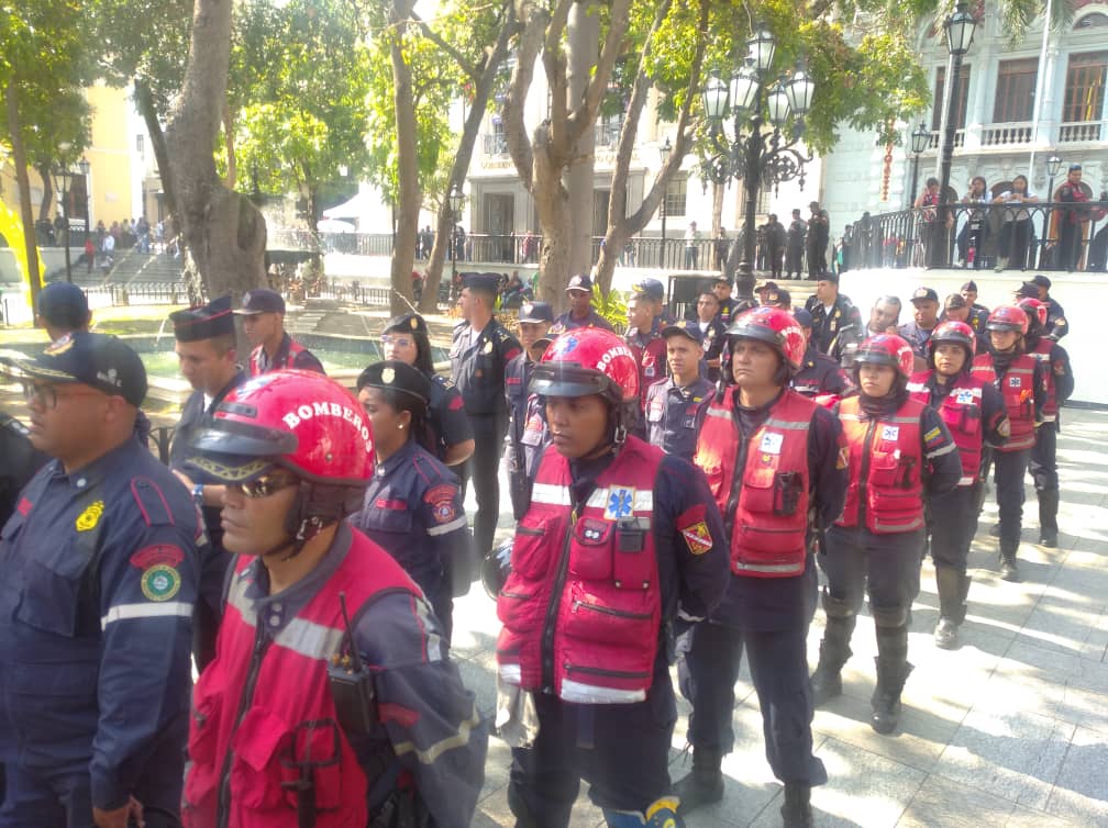 DGNBEnLinea's tweet photo. #20Abr || #SNGR, personal del #GRUMAE realiza guardia de prevención y seguridad, en la plaza central Bolívar, en el lugar se encuentran diversos atletas que representarán al País en los V Juegos del Alba 2023.
@MijpVzla
@VGRPC_
@BJuanGonzalez
#ManoDeHierro https://t.co/1B0GAipaP9