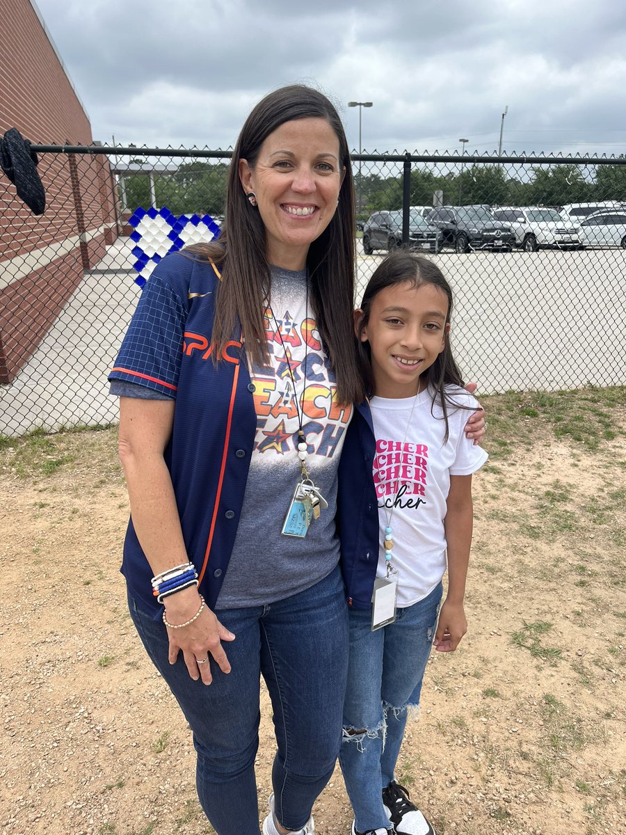 MrsPatrick_GLJH's tweet photo. Today was our nonfiction review and  dress up day. I was Altuve, and one of my students dressed up as me! ❤️ She told me she even straightened her hair and brought sticky notes to put on her desk. 😂  She nailed it! https://t.co/RAkRtq29eF