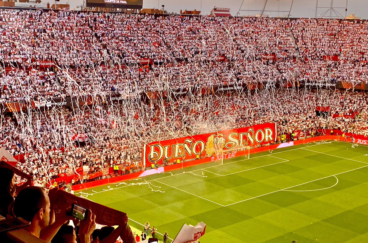 _JavierSantos_'s tweet photo. Las siguientes generaciones dirán que exageramos, pero lo vivido hoy en el Sánchez-Pizjuán (y hablamos del Sánchez-Pizjuán) y en Sevilla (y hablamos de Sevilla) ha sido histórico. Fruto de muchas cosas, empezando por el amor propio de una afición que sólo se necesita a ella misma https://t.co/Cl939IfJCA