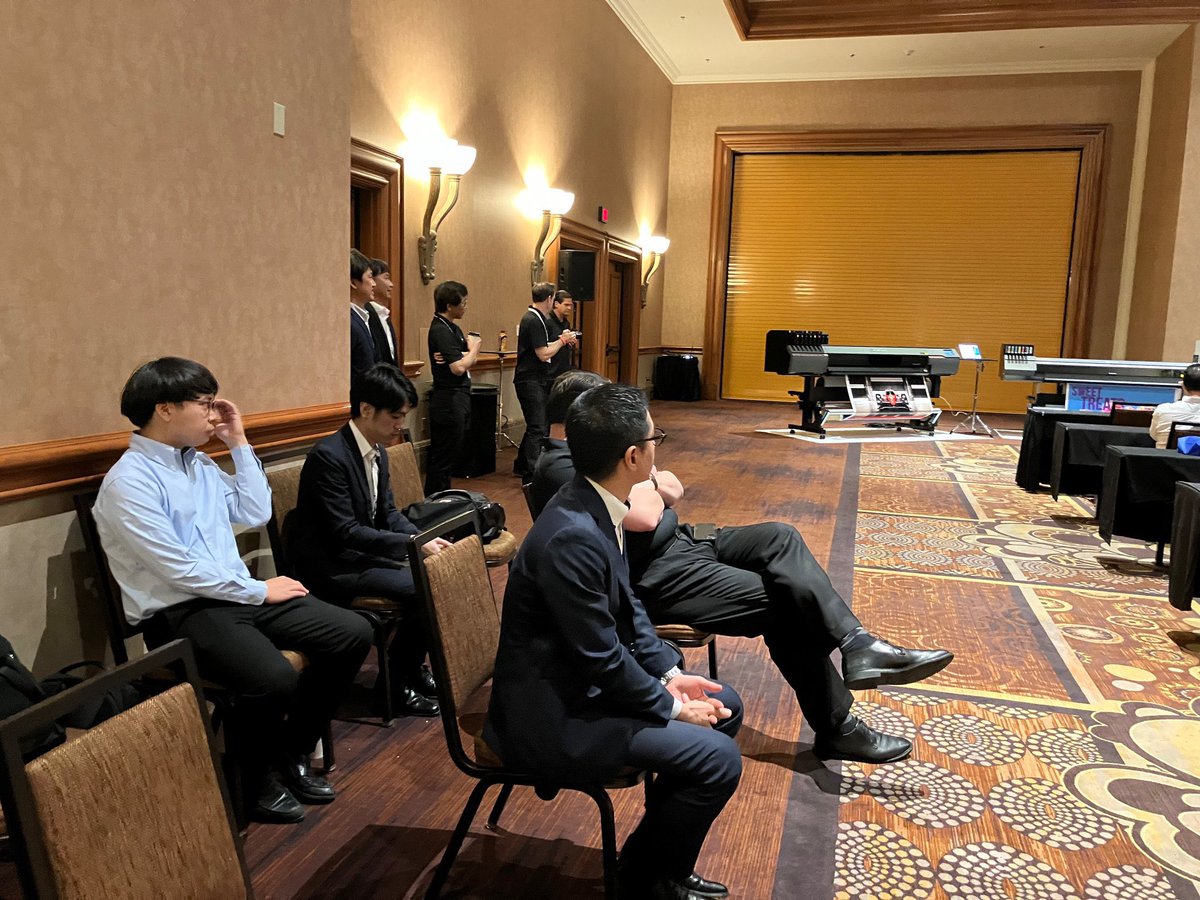 RolandDG_PR's tweet photo. 社長 田部のアメリカ出張記⑤ Latin America DGXPRESS Launch Eventの会場での役員達の歓談風景とイベント前の待機の様子。
#ローランドディージー
#ローランドDG
#グローバル企業
#TrueVIS
#DGXPRESS
#VersaOBJECT https://t.co/sPHlVhKUVG