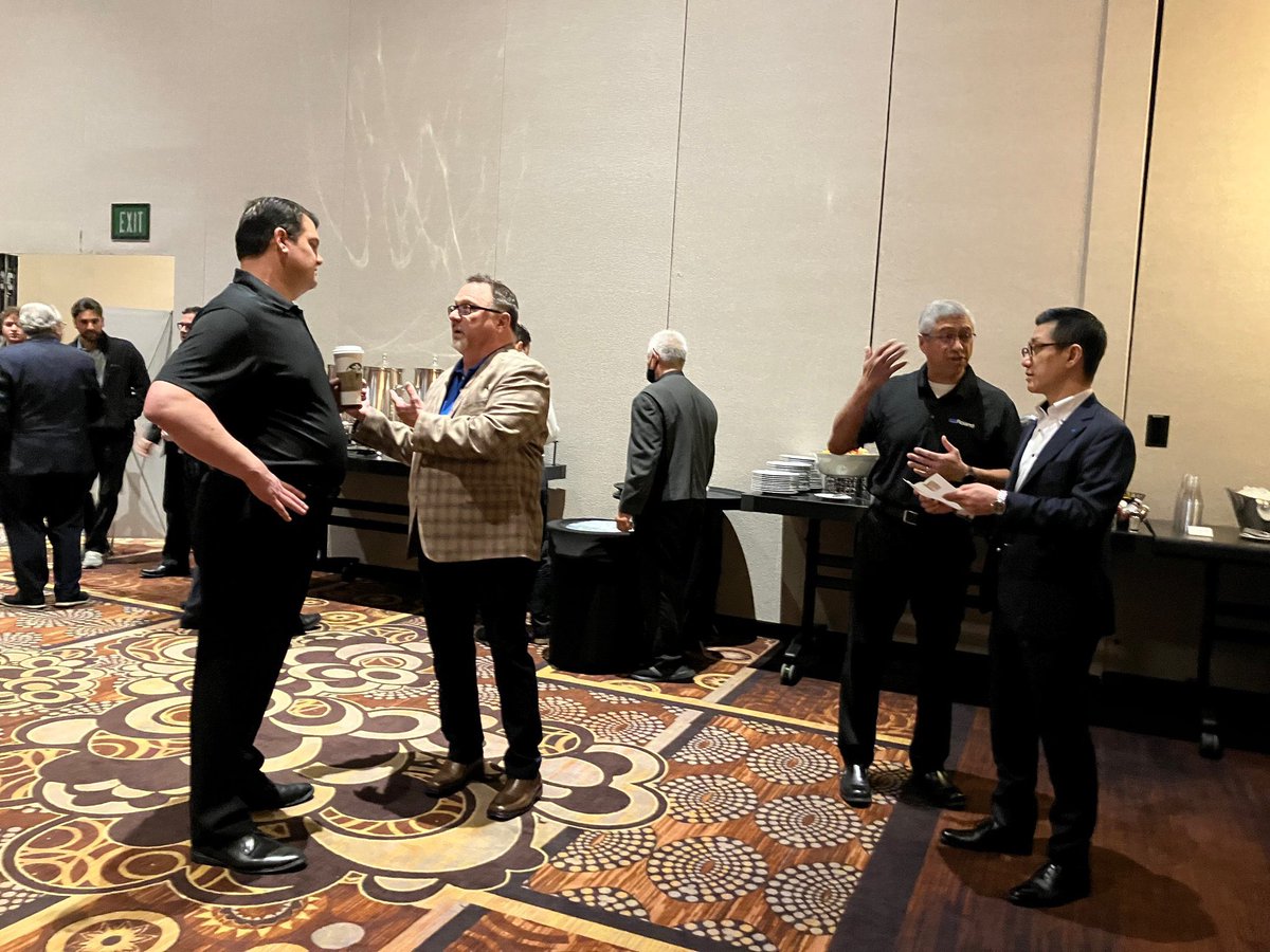 RolandDG_PR's tweet photo. 社長 田部のアメリカ出張記⑤ Latin America DGXPRESS Launch Eventの会場での役員達の歓談風景とイベント前の待機の様子。
#ローランドディージー
#ローランドDG
#グローバル企業
#TrueVIS
#DGXPRESS
#VersaOBJECT https://t.co/sPHlVhKUVG