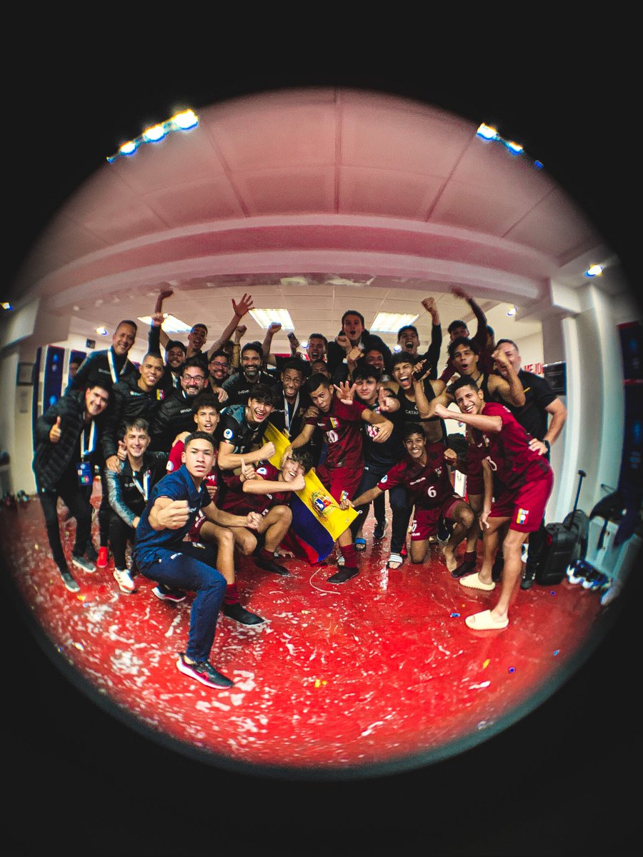 juvenilesfvf's tweet photo. 𝑺𝒐𝒏̃𝒂𝒎𝒐𝒔 𝒄𝒐𝒏 𝒆𝒔𝒕𝒆 𝒎𝒐𝒎𝒆𝒏𝒕𝒐. ❤️
Creímos, luchamos, trabajamos.
Valió la pena cada lágrima y cada sonrisa.

Valió cada día, 𝗳𝗮𝗺𝗶𝗹𝗶𝗮 🫂

¡𝑨𝒍 𝑴𝒖𝒏𝒅𝒊𝒂𝒍! 🏆

#SiempreVinotinto 🇻🇪 https://t.co/ro5LtBtwKA