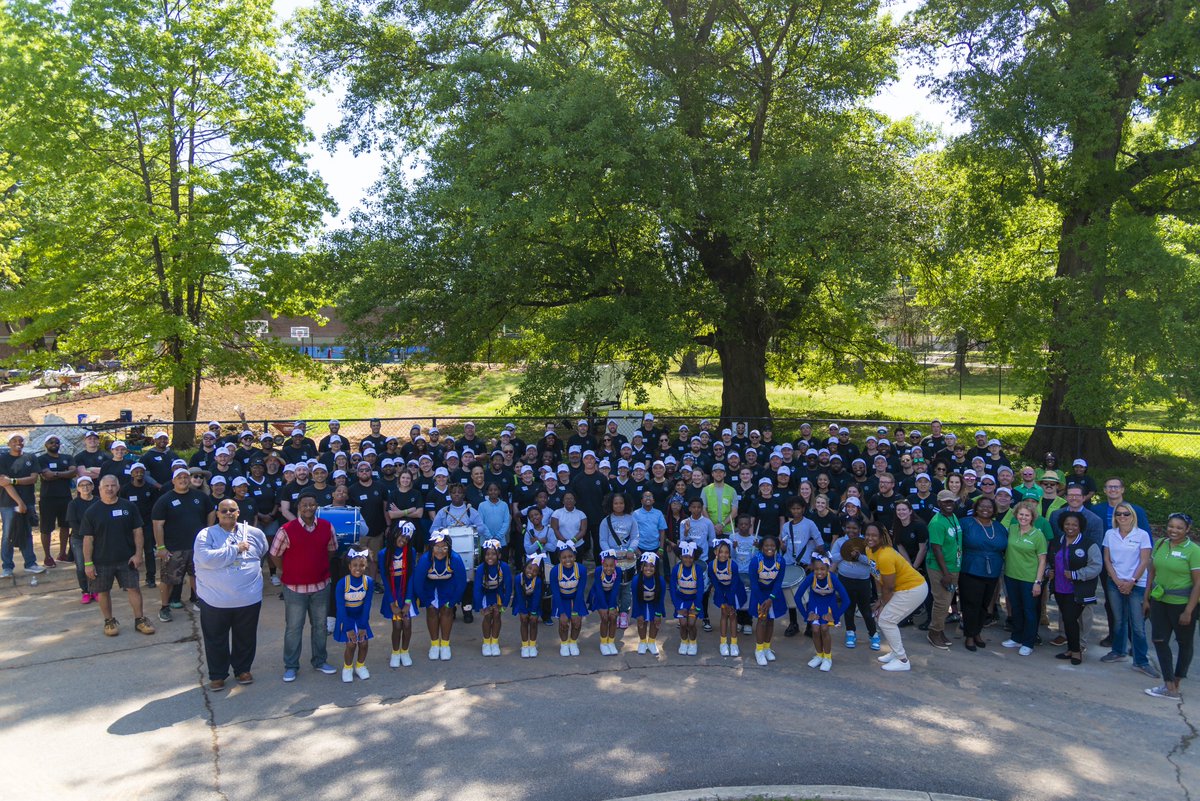 Yesterday @MercedesBenzUSA, @OutTeachEd and I transformed @APSDunbar_elem’s schoolyard into a fun outdoor learning lab for the students and faculty. Thrilled to be back in Atlanta to support these kids! #DrivingYourFuture #MBAmbassador