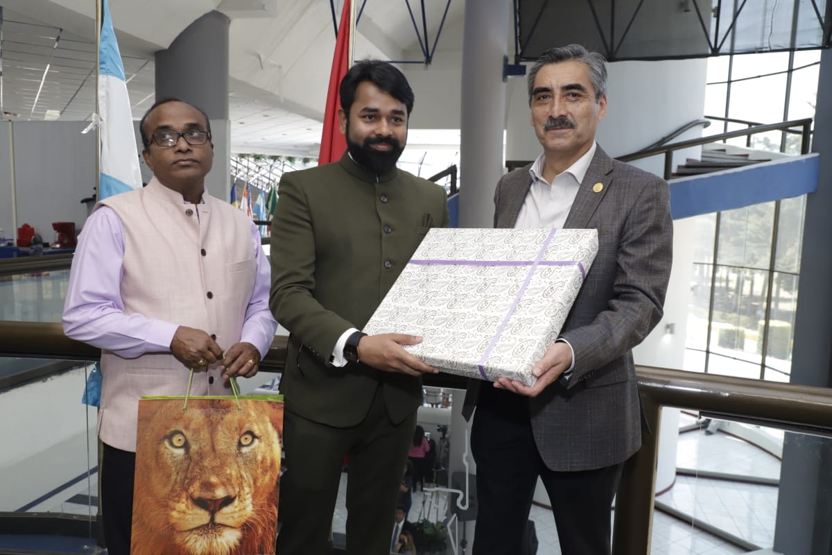 finimx's tweet photo. En el marco del primer día de actividades del FINI Festival Internacional de la Imagen, se realizó la Inauguración de la exposición “Lok mein ram (Rama entre la gente)” con la presencia del Dr-Abhinaw Raaj director del Centro Cultural “Gurudev Tagore”. #UAEH #FINIXII #FINI2023 https://t.co/Y5OkhFmcbc