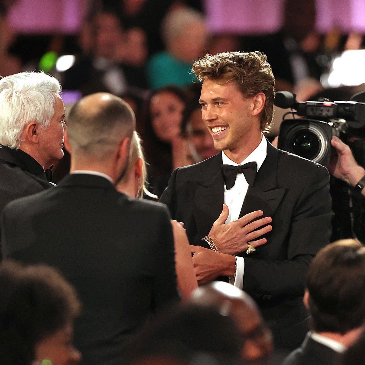 Unbridled joy never looked so good on anyone as it did on #austinbutler at the #goldenglobes2023.