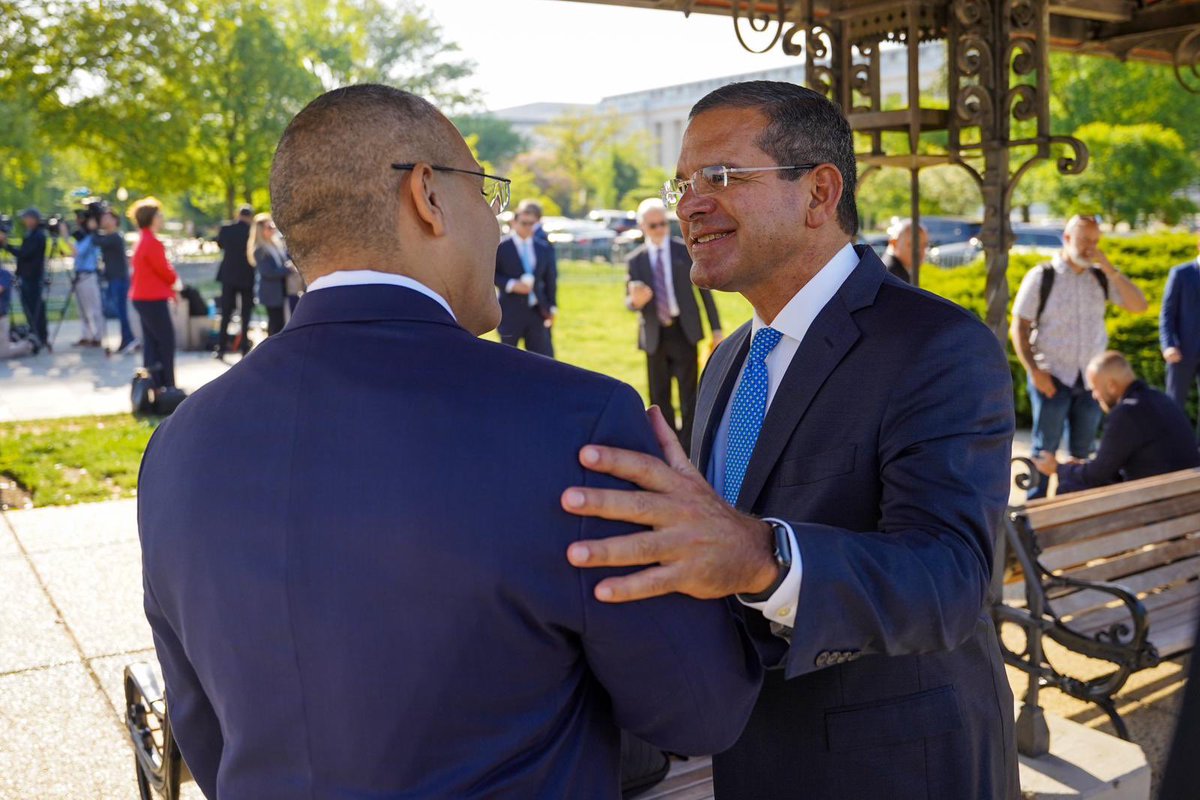 QuiquitoMelende's tweet image. En Washington junto a nuestra Comisionada Residente, Jenniffer González, en la radicación de la Ley del Estatus de Puerto Rico.
