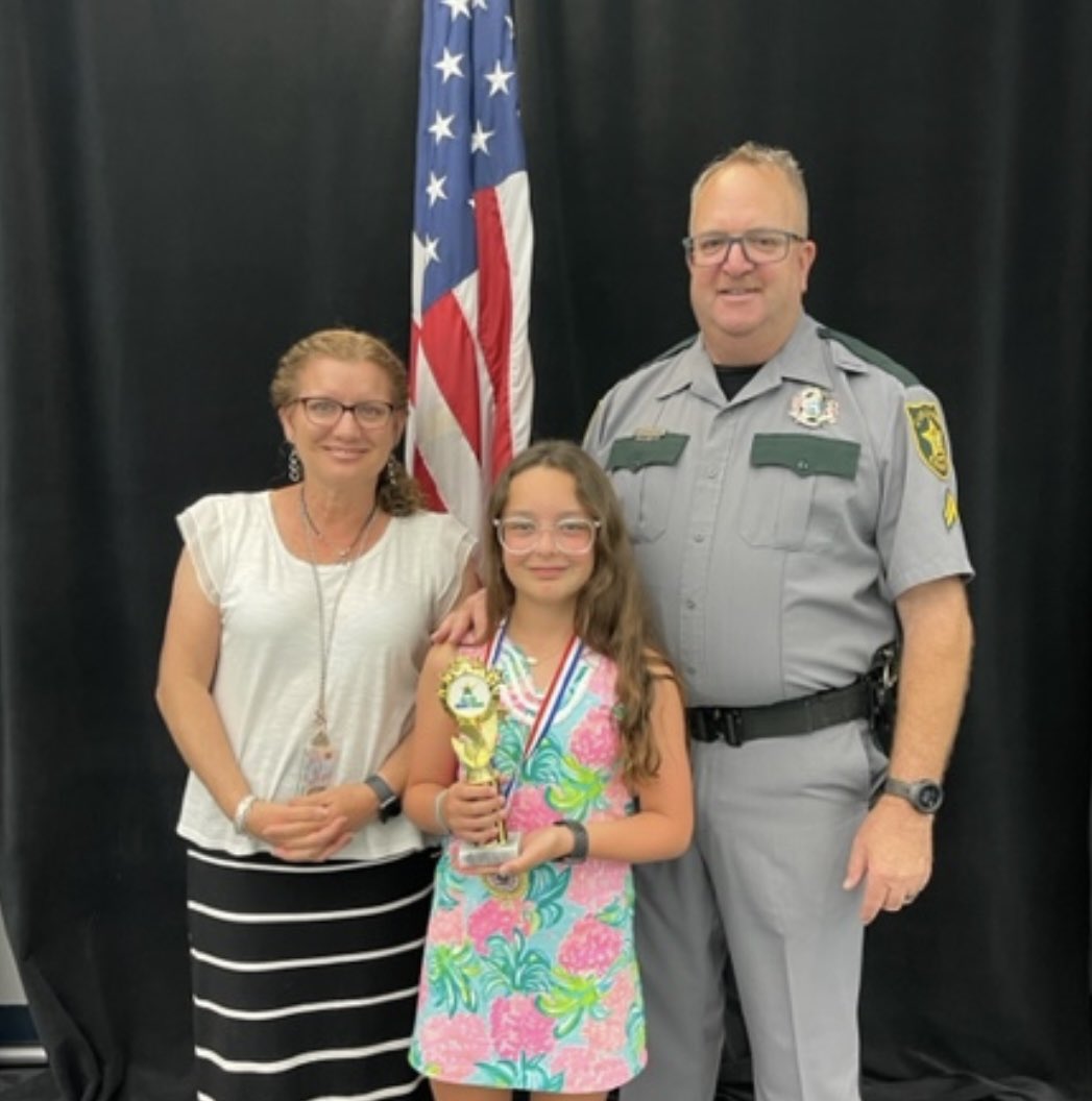 rene_hogue's tweet photo. Tonight I had the honor of attending the Do the Right Thing ceremony with one of my students. The @CollierSheriff Office recognizes students who go above and beyond to make good choices. Corporal Grundeman was there to help us celebrate one of our leaders! @VMEPatriots @5thVME https://t.co/f7TKo67EE6