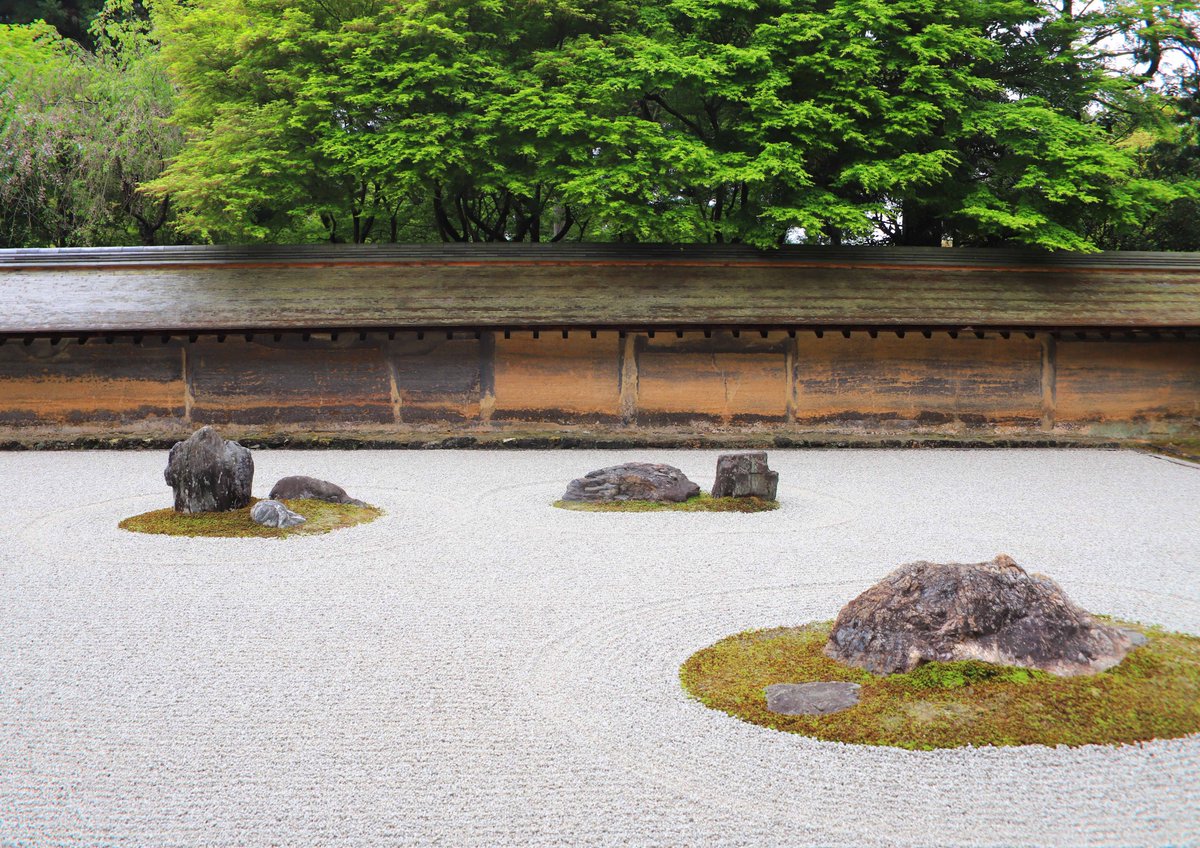 hiroshisj's tweet photo. 久しぶりに、竜安寺の石庭に行ってみました。坐禅の世界を再現しているらしく、じっと見ていると、自分の心が映し出されているような気がします(^^) https://t.co/t3nVNhpiw9