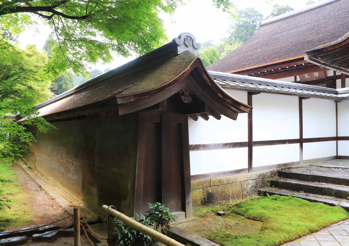 hiroshisj's tweet photo. 久しぶりに、竜安寺の石庭に行ってみました。坐禅の世界を再現しているらしく、じっと見ていると、自分の心が映し出されているような気がします(^^) https://t.co/t3nVNhpiw9