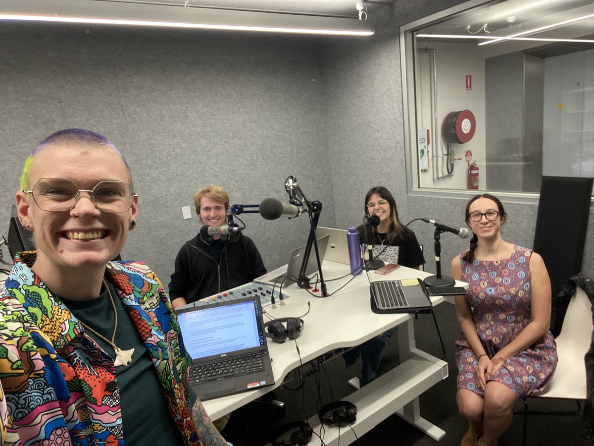 Tune in to <a href="/radio_fodder/">Radio Fodder</a> at 4pm TODAY to catch these 4 wonderful humans chatting some #extinction #science 🦖🦕🦣🦤📻🎙️ 

🎧: radiofodder.airtime.pro/#