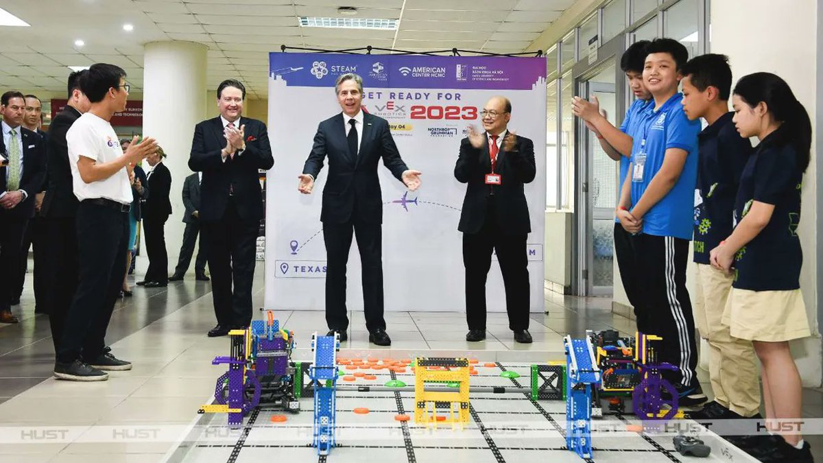VEXRobotics's tweet image. 🧵 (1/3) U.S. Secratary of State Antony Blinken recently paid a visit to the Hanoi University of Science and Technology in Vietnam to check out two amazing teams preparing to compete at #VEXWorlds 2023!