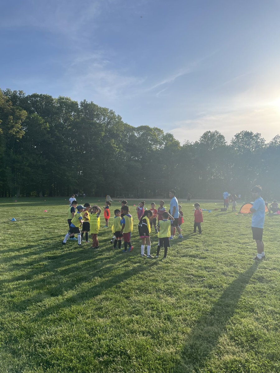 MsMaricelaR's tweet photo. Soccer practice with the best @IMPACTSS . 👌🏼#JLES #Leleckrocks
#CSL https://t.co/5UKZcW1Xby