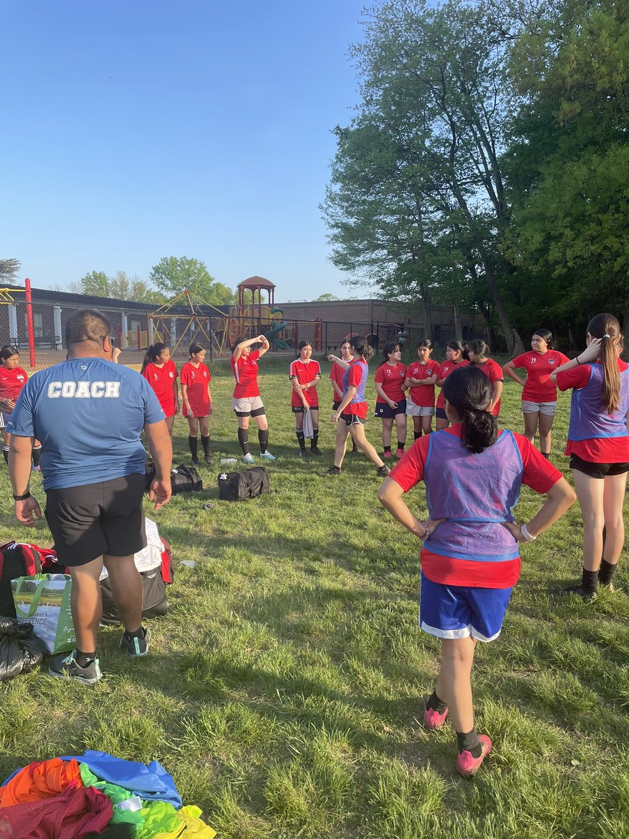MsMaricelaR's tweet photo. Soccer practice with the best @IMPACTSS . 👌🏼#JLES #Leleckrocks
#CSL https://t.co/5UKZcW1Xby