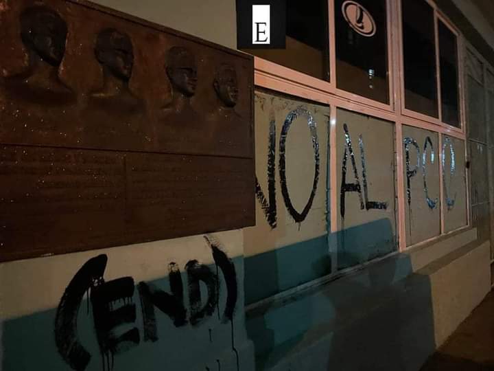 AsereYaPing's tweet photo. Acto de repudio a la pared ,donde el grupo clandestino, Nuevo Directorio estudiantil , escribió #NoAlPCC En el edificio donde ocurrió la masacre de Humboldt 7 el 20 de abril de 1957.
Visto en Facebook 😁 https://t.co/XotmIR40N9