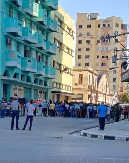 AsereYaPing's tweet photo. Acto de repudio a la pared ,donde el grupo clandestino, Nuevo Directorio estudiantil , escribió #NoAlPCC En el edificio donde ocurrió la masacre de Humboldt 7 el 20 de abril de 1957.
Visto en Facebook 😁 https://t.co/XotmIR40N9