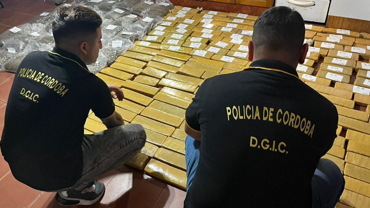 PoliciaCbaOf's tweet photo. #Allanamiento en Bº #Mirizzi por efectivos de la Dirección Coordinación de #BrigadasCiviles, en relación a un delito que se investiga. https://t.co/gSLBEdJAGh