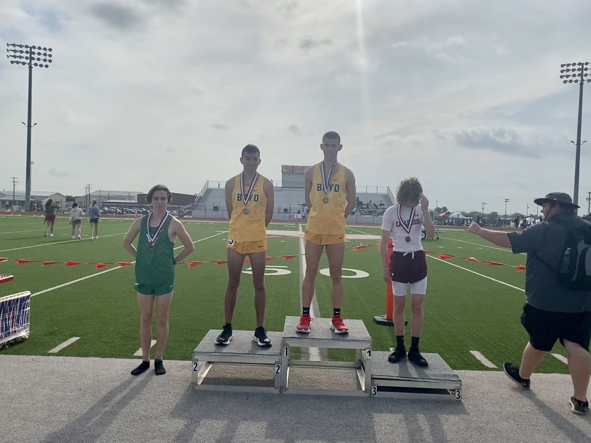 ScottNedrow's tweet photo. Great job @NedrowRiley On to regionals next week. Had to grab a pic of Riley with one of the best starters in this great state of Texas! #RunRileyRun https://t.co/b2wOwjUgEd