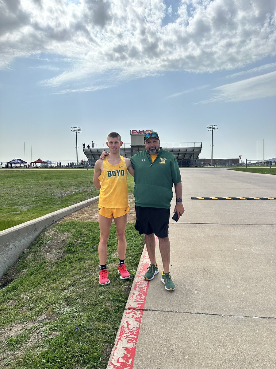 ScottNedrow's tweet photo. Great job @NedrowRiley On to regionals next week. Had to grab a pic of Riley with one of the best starters in this great state of Texas! #RunRileyRun https://t.co/b2wOwjUgEd