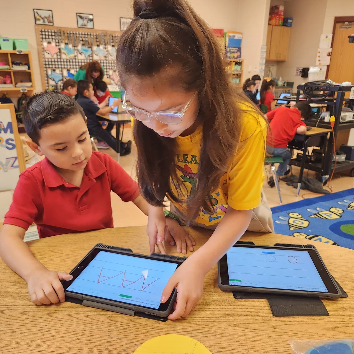 rdz_noyola's tweet photo. My favorite moment today! Mr. Alex, had just taught her sometilhing new on her iPad, and she went right ahead and taught her classmate, like a pro!!
#priceless#makinganimpact
@RanchoVerdeElem @mryenca https://t.co/kxT5ky6Q3e