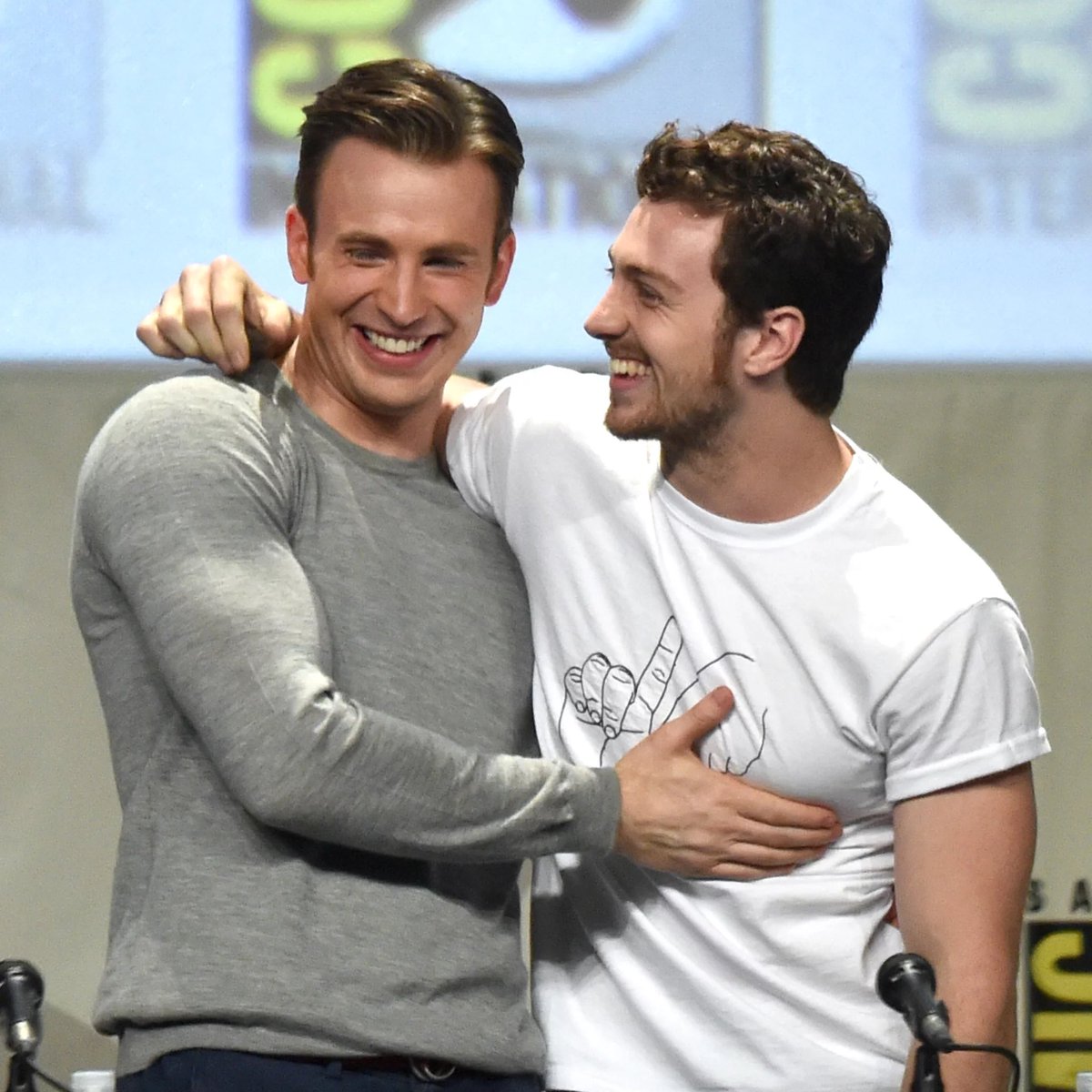 FilmUpdates's tweet photo. Chris Evans on who he thinks should be the next James Bond: “I’m a big Aaron Taylor-Johnson guy.”

(https://t.co/1bdjzQy3z8) https://t.co/yclE3Fq5qR