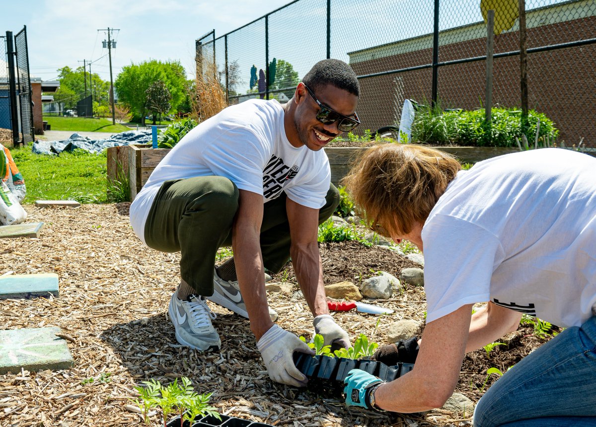 Greener Goals 🌿

D.C. United players, staff and partners joined forces with <a href="/CityBlossoms/">City Blossoms</a> to help prepare the Kelly Miller Youth Garden for their upcoming spring programming 👏

#DCU || <a href="/MLSWORKS/">MLSWORKS</a>