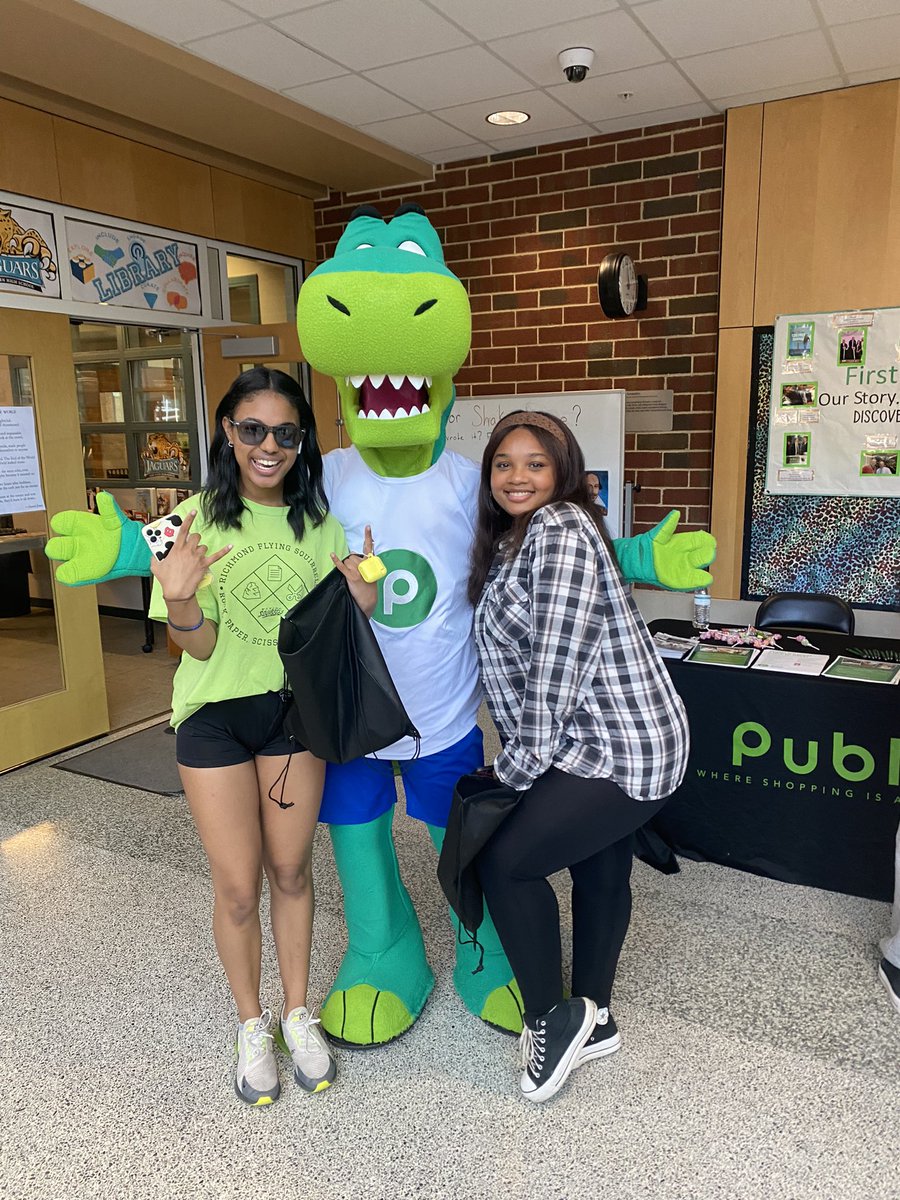 Dr_WsWorld's tweet image. So much fun at the @GAHS_Official Job Fair! So many vendors, so many applications, so many questions and answers! Thanks to our school counseling department for bringing this to life! @principal_dport