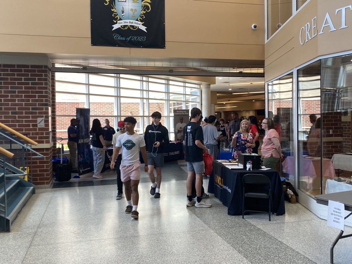 Dr_WsWorld's tweet image. So much fun at the @GAHS_Official Job Fair! So many vendors, so many applications, so many questions and answers! Thanks to our school counseling department for bringing this to life! @principal_dport