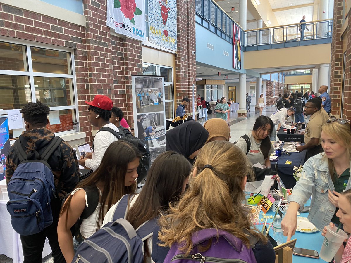 Dr_WsWorld's tweet image. So much fun at the @GAHS_Official Job Fair! So many vendors, so many applications, so many questions and answers! Thanks to our school counseling department for bringing this to life! @principal_dport