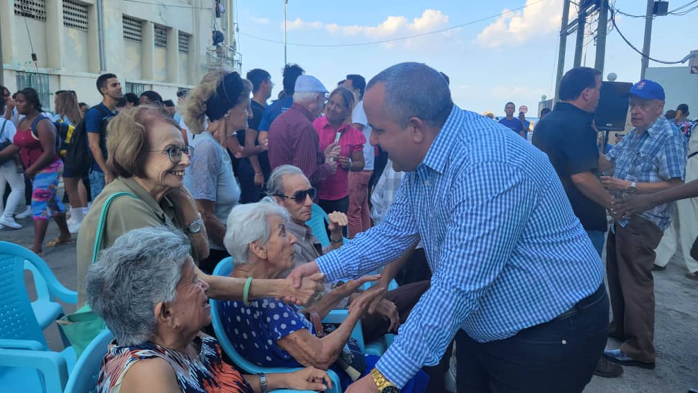 #FEUdeCubaRecuerda ✊🏽🇨🇺||

🇨🇺 Acto homenaje a los jóvenes asesinados en la masacre de Humboldt 7 😞, justo en el edificio donde ocurrieron los hechos aquel 20 de abril de 1957, hace 6⃣6⃣ años.  

👇🏽