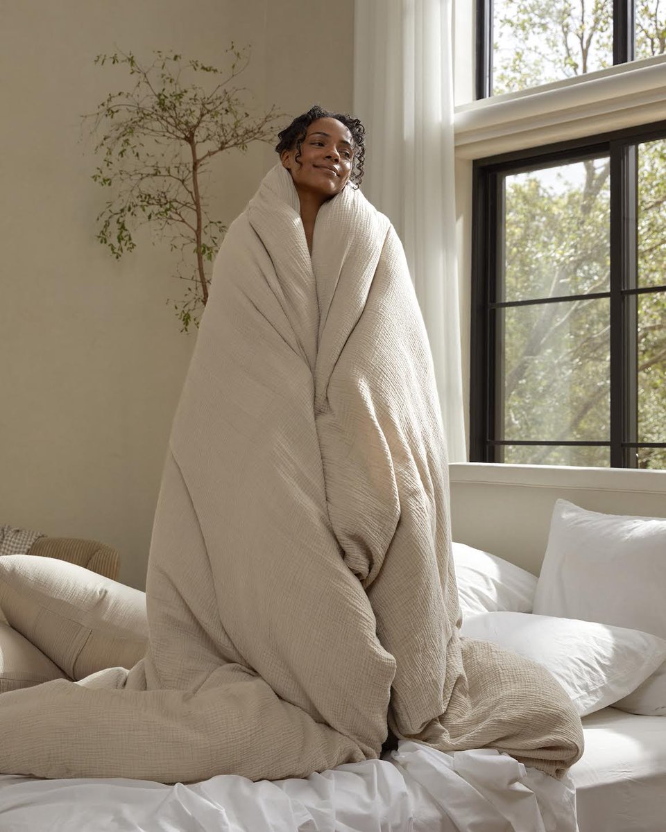 Wrapped in a cloud of cozy organic cotton☁️ Woven from multiple layers of 100% organic cotton, it’s a duvet so fluffy and inviting you’ll count down the hours before diving in each night.