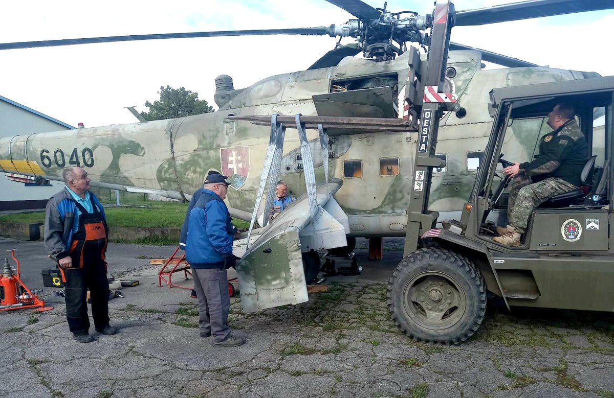 vhu_bratislava's tweet photo. 🚁 Bojový vrtuľník Mi-24DU 6040 sa z Vojenského historického múzea v Piešťanoch presúva do Letecké Opravovne Trenčín, ktorí z neho spravia opäť kúsok, na ktorý sa budete tešiť.
#vhubratislava #vhmpiestany #vrtulnik #presun #restaurovanie https://t.co/pjEE3hi2EG