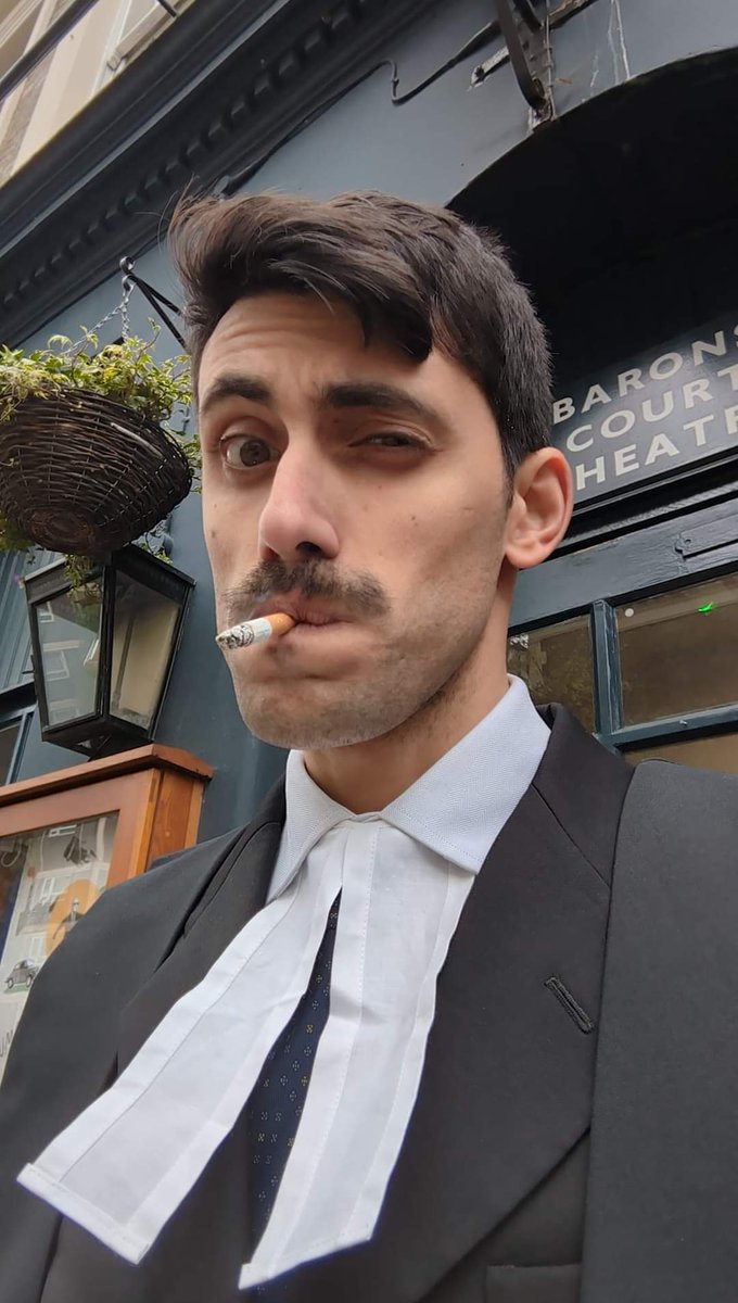 SimonettaAllder's tweet photo. ⏰ SVEGLIATEVI PRESTO DOMANI MATTINA 
Dalle 8.04 alle 8.10 su TV2000 collegamento in diretta da Londra con Simon Allder,  attualmente in scena al Barons Court Theatre, in Trumpets and Raspberries (Clacson, trombette e pernacchi) di Dario Fo. https://t.co/Fei1sOWiFP