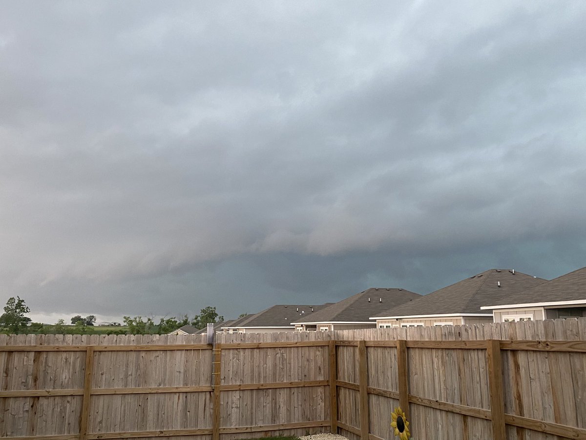 Storms coming into Temple, Texas this evening. @spann @ChikageWeather @camillehoxworth @kwtxweather @atxwxgirl @ATXfloods @accuweather @WeatherNation @WeatherSean