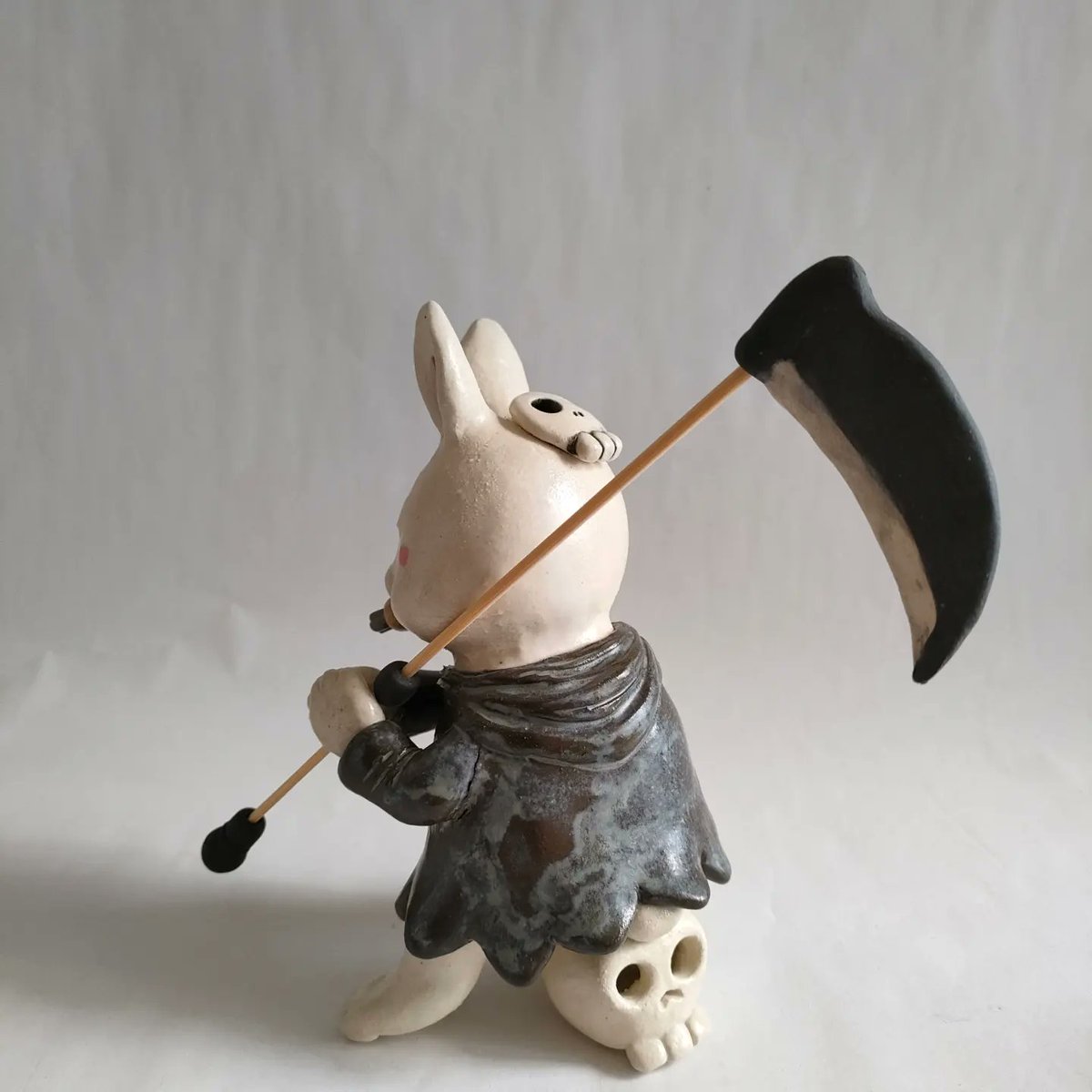 miyakoseisaku's tweet photo. 命を刈るカタチ
卍解はしない‼️
#ウサギ #死神
#陶芸作品 #ceramicwork #ceramicart
#クラフト #工芸 #crafts
#ハンドメイド #handmadepottery
#美術 #art #artdoll
#陶芸 #pottery #potterylove
#potterydoll
#陶人形 #ceramicdoll #doll
#都丸和也 #kazuya_tomaru
#都製作所 #miyako_seisakusho https://t.co/2QRXwl9cLx