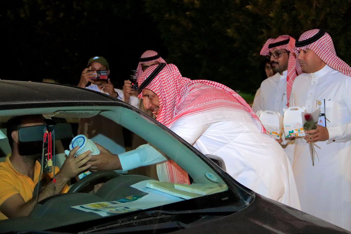 baday3yc's tweet photo. بإشراف سعادة محافظ البدائع الأستاذ / خالد بن ماضي الربيعان شاركة #لجنة_شباب_محافظة_البدائع وعدد من المتطوعين في توزيعات العيد على المواطنين في نقاط متعددة بالمحافظة #كل_عام_وانتم_بخير #عيدكم_مبارك #عيد_البدائع https://t.co/ZlESXeOWZx