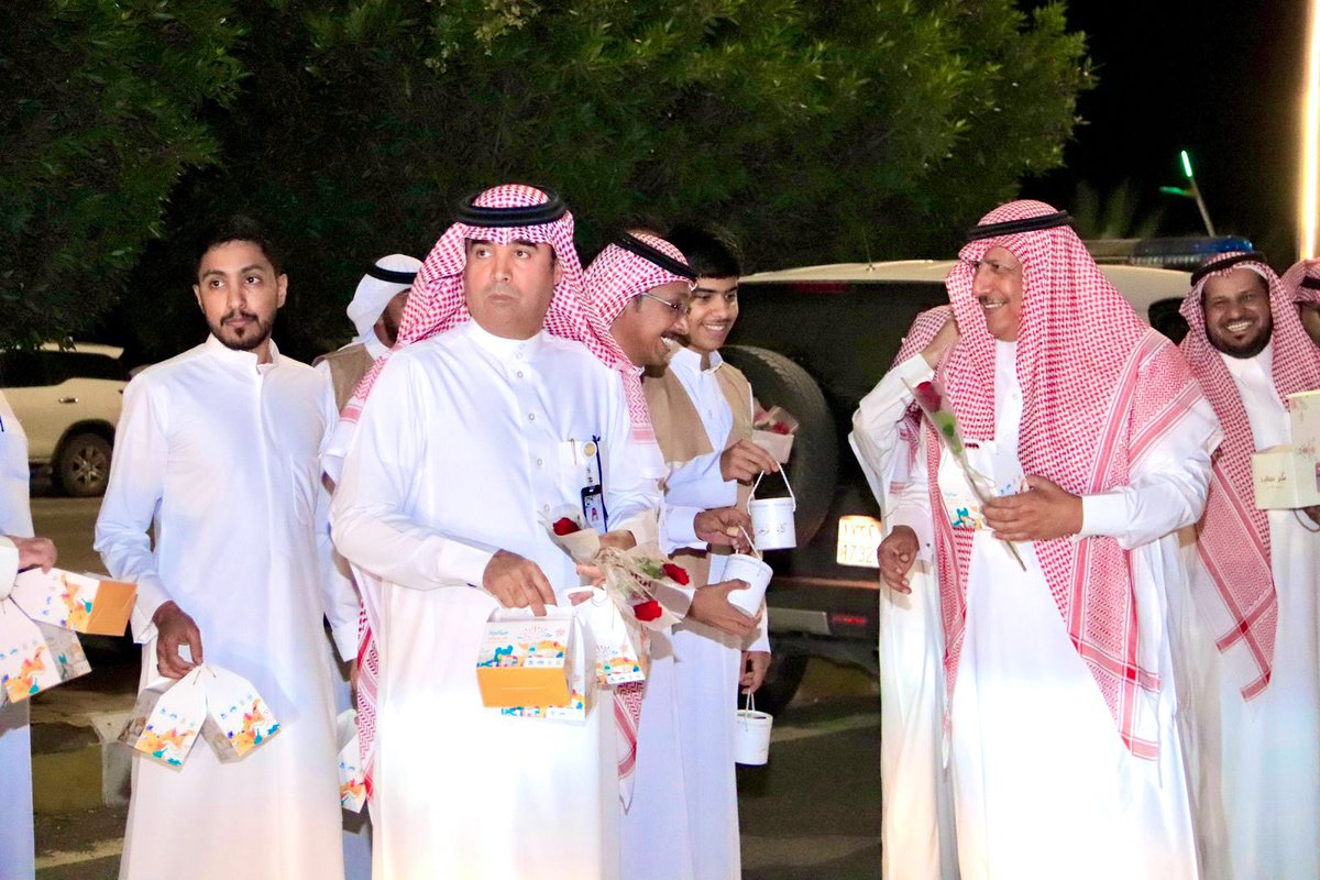 baday3yc's tweet photo. بإشراف سعادة محافظ البدائع الأستاذ / خالد بن ماضي الربيعان شاركة #لجنة_شباب_محافظة_البدائع وعدد من المتطوعين في توزيعات العيد على المواطنين في نقاط متعددة بالمحافظة #كل_عام_وانتم_بخير #عيدكم_مبارك #عيد_البدائع https://t.co/ZlESXeOWZx