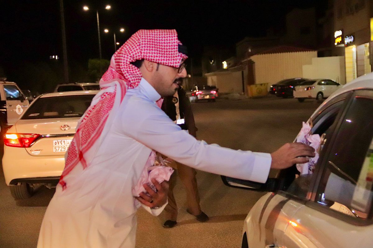 baday3yc's tweet photo. بإشراف سعادة محافظ البدائع الأستاذ / خالد بن ماضي الربيعان شاركة #لجنة_شباب_محافظة_البدائع وعدد من المتطوعين في توزيعات العيد على المواطنين في نقاط متعددة بالمحافظة #كل_عام_وانتم_بخير #عيدكم_مبارك #عيد_البدائع https://t.co/ZlESXeOWZx
