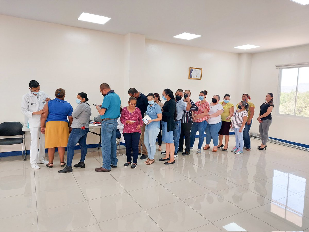 Exitosa Jornada de vacunación realizada por el Minsa a Funcionarios y Servidores Públicos del Complejo Judicial de #Esteli.

Se aplicaron vacunas contra la Influenza, Neumococo, el Tétano y Covid-19. 💉😷

❗Tu salud es primero, la prevención inicia contigo❗
#PoderJudicialEsteli