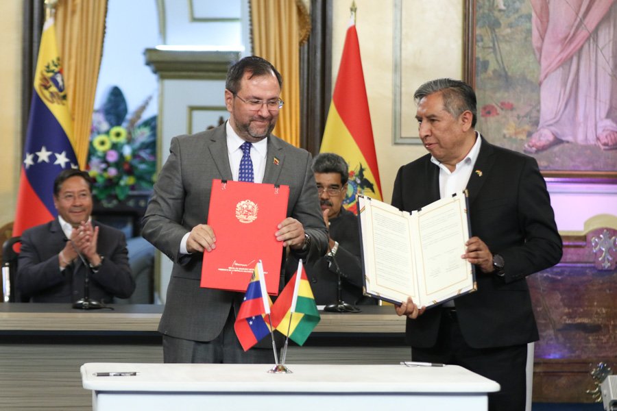#ElDato || El Jefe de Estado venezolano, <a href="/NicolasMaduro/">Nicolás Maduro</a> informó que fueron firmados 13 documentos de cooperación entre Venezuela y Bolivia, los cuales "deben ser celosamente cuidados y trabajados por parte del Gobierno Nacional".

#20Abr