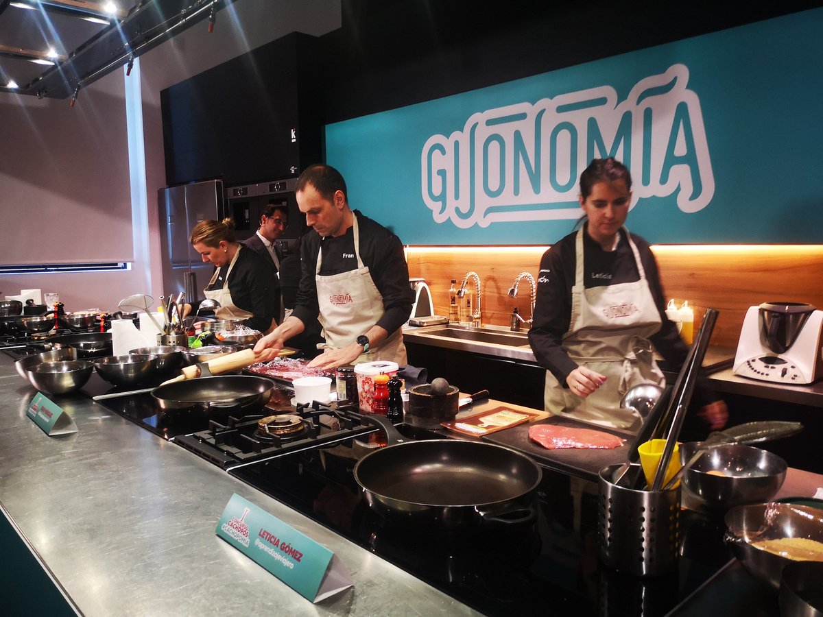 viajerosalblog's tweet photo. 🤤👏🏻🔝 I #Concurso de #Cachopos #Cachopomía #Xixonomía #Gijonomía @GijonTurismo en @KitchenClub #Madrid con @terneraasturias @LecheAsturiana @SidraTrabanco. ¡Falta mi #KatsuChopo 🤭! https://t.co/0W8KwjMba0