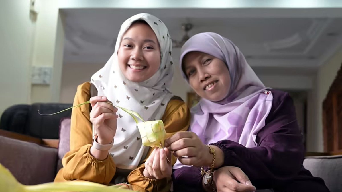 ChannelNewsAsia's tweet photo. How I learnt the art of ketupat weaving from my mother-in-law and what it taught me about family https://t.co/LAHfs54yRh https://t.co/R6OnKMsib3