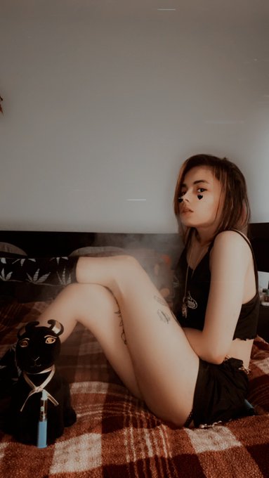 Go home&hellip; roll up&hellip; and chill😜 that&rsquo;s all I do 😘 https://t.co/XuuV3dpp65<a href="/tag/selfie"class="tags"><span>#selfie</span></a><a href="/tag/cute"class="tags"><span>#cute</span></a><a href="/tag/adultwork"class="tags"><span>#adultwork</span></a><a href="/tag/onlyfans"class="tags"><span>#onlyfans</span></a>